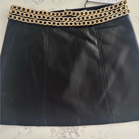 ミニスカート ALICE + OLIVIA Olivia Chain Mini Skirt(Black/Gold) m_683b4a312981af4d08726f03.jpg
